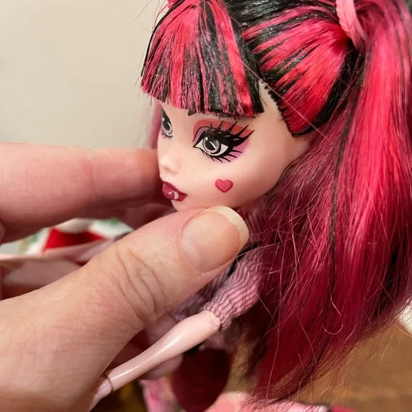 Monster High Draculaura Forbitten Love Doll In The Newspaper Club Outfit - Picture 16 of 16